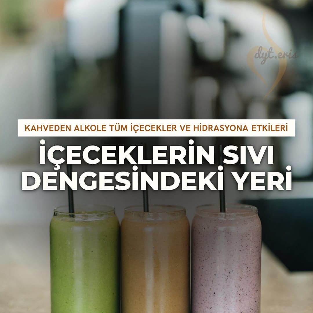 Kafe tezgâhında yan yana duran üç bardak: yeşil, kahve rengi ve pembe içecek